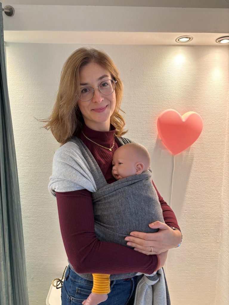 Trageberaterin Kateryna Kaune mit einem Baby in der Trage
