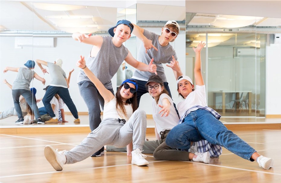 Kinder in Hip Hop Pose